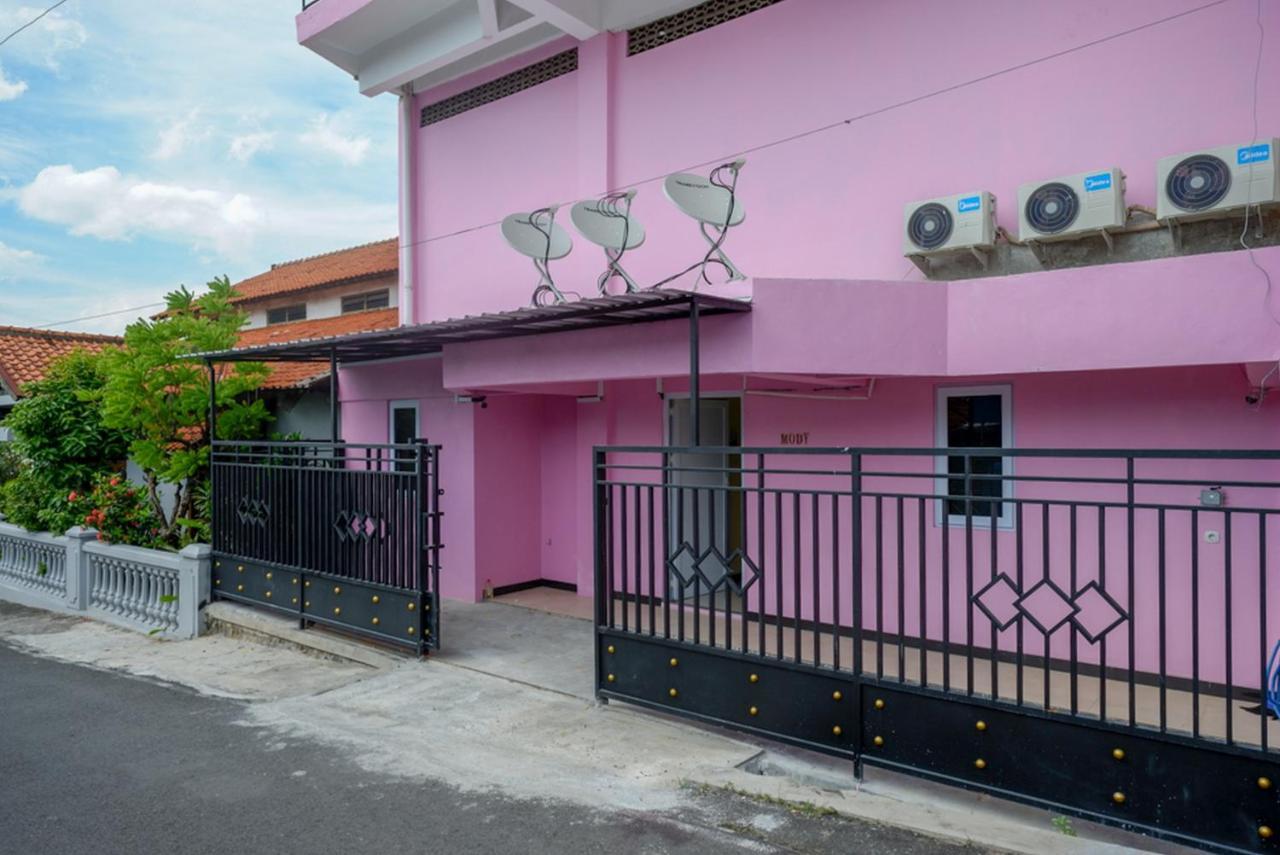 Reddoorz @ Jalan Gatot Subroto Semarang Otel Dış mekan fotoğraf